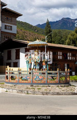 Thimphu, Bhutan. Rotatoria con divinità buddista di prosperità e di ricchezza. Foto Stock