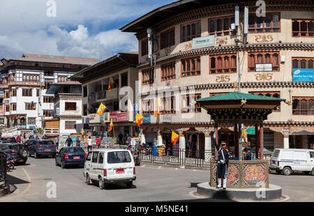 Thimphu, Bhutan. Rotonda e il poliziotto del traffico nel centro di Thimphu. Foto Stock