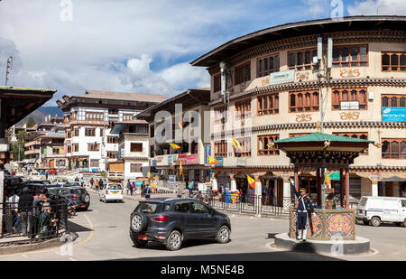 Thimphu, Bhutan. Rotonda e il poliziotto del traffico nel centro di Thimphu. Foto Stock