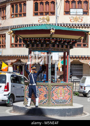 Thimphu, Bhutan. Rotonda e il poliziotto del traffico nel centro di Thimphu. Foto Stock