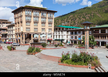 Thimphu, Bhutan. Pubblica Piazza e la Torre dell Orologio, Central Thimphu. Foto Stock