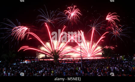 Pasay City, Filippine. 24 Febbraio, 2018. La Germania ha dimostrato che sei la voce per la seconda settimana della battaglia per la supremazia del cielo al 9 Filippine Pyromusical internazionale di concorrenza (PIPC) ogni sabato dal 17 febbraio al 24 marzo 2018 nel centro commerciale Mall of Asia (lato mare massa), Pasay City il 24 febbraio 2018. Quest'anno 10 partecipanti provenienti da diversi paesi saranno illumina Manila cielo notturno come andare avanti per mettere in mostra le loro conoscenze e abilità artistica al pubblico filippino. Credito: Gregorio B. Dantes Jr./Pacific Press/Alamy Live News Foto Stock