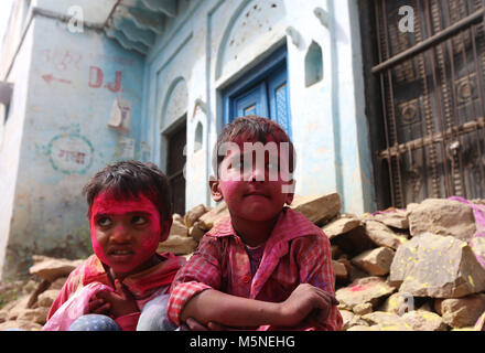 Barsana, India. Il 23 febbraio, 2018. Holi, il festival dei colori è stato avviato con grande fervore ed entusiasmo in tutto lo stato di Uttar Pradesh, India. Ma le differenze segnano il modo in cui essi vengono celebrati. La piccola città di Barsana situato a una distanza di circa 42 km da Mathura e circa 110 km dalla capitale New Delhi è ben conosciuta per il suo caratteristico modo di celebrare Holi. Barsana, il luogo di nascita di Radha, Krishna l'amata attira un gran numero di visitatori ogni anno quando si celebra Holi. Credito: Sauvik Acharyya/Pacific Press/Alamy Live News Foto Stock