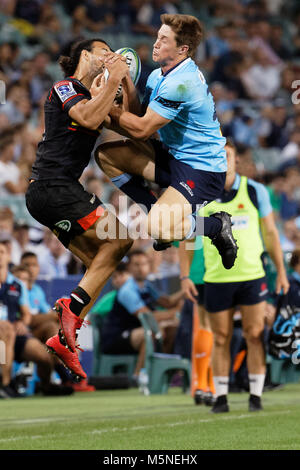 Sydney, Australia. 24 Febbraio, 2018. Dylan Lleyds del Stormers collide con Alex Newsome dei Waratahs che saltano per la palla durante il Super Rugby round 2 match tra il NSW Waratahs e il South African Stormers presso lo stadio Allianz il 24 febbraio 2018 a Sydney in Australia Credit: Regno Immagini/Pacific Press/Alamy Live News Foto Stock