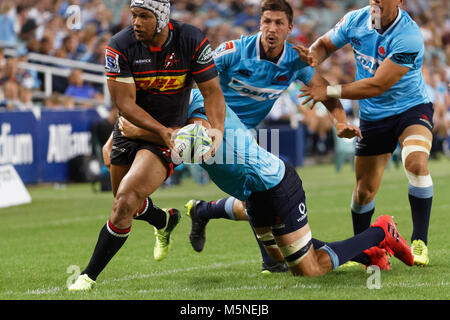 Sydney, Australia. 24 Febbraio, 2018. Nizzan Carr del Stormers è affrontato da Michael pozzetti della Waratahs durante il Super Rugby round 2 match tra il NSW Waratahs e il South African Stormers presso lo stadio Allianz il 24 febbraio 2018 a Sydney in Australia Credit: Regno Immagini/Pacific Press/Alamy Live News Foto Stock