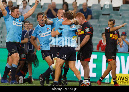 Sydney, Australia. 24 Febbraio, 2018. Michael Hooper punteggi a provare e ringraziato dai compagni di squadra durante il Super Rugby round 2 match tra il NSW Waratahs e il South African Stormers presso lo stadio Allianz il 24 febbraio 2018 a Sydney in Australia Credit: Regno Immagini/Pacific Press/Alamy Live News Foto Stock