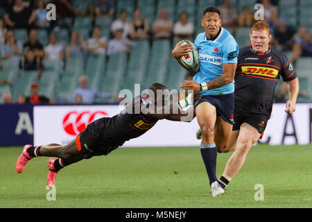 Sydney, Australia. 24 Febbraio, 2018. Raymond Ruhle del Stormers è trascinato da Israele Folau del Waratahs durante il Super Rugby round 2 match tra il NSW Waratahs e il South African Stormers presso lo stadio Allianz il 24 febbraio 2018 a Sydney in Australia Credit: Regno Immagini/Pacific Press/Alamy Live News Foto Stock