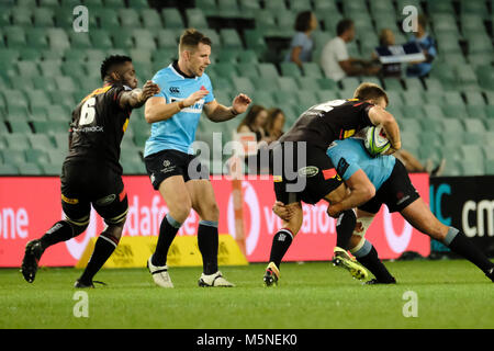 Sydney, Australia. 24 Febbraio, 2018. Damien De Allende del Stormers è affrontato da Michael Hooper del Waratahs durante il Super Rugby round 2 match tra il NSW Waratahs e il South African Stormers presso lo stadio Allianz il 24 febbraio 2018 a Sydney in Australia Credit: Regno Immagini/Pacific Press/Alamy Live News Foto Stock