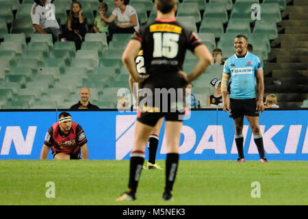 Sydney, Australia. 24 Febbraio, 2018. Kurtley Beale del Waratahs affacciata su off la Stormers durante il Super Rugby round 2 match tra il NSW Waratahs e il South African Stormers presso lo stadio Allianz il 24 febbraio 2018 a Sydney in Australia Credit: Regno Immagini/Pacific Press/Alamy Live News Foto Stock