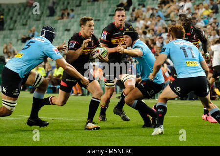 Sydney, Australia. 24 Febbraio, 2018. Rob Simmons (5) e Andrew Kellaway (11) dell'Waratahs tentativo di affrontare SP Marias del Stormers durante il Super Rugby round 2 match tra il NSW Waratahs e il South African Stormers presso lo stadio Allianz il 24 febbraio 2018 a Sydney in Australia Credit: Regno Immagini/Pacific Press/Alamy Live News Foto Stock