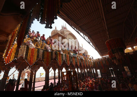 Barsana, India. 24 Febbraio, 2018. Holi, il festival dei colori è stato avviato con grande fervore ed entusiasmo in tutto lo stato di Uttar Pradesh, India. Ma le differenze segnano il modo in cui essi vengono celebrati. La piccola città di Barsana situato a una distanza di circa 42 km da Mathura e circa 110 km dalla capitale New Delhi è ben conosciuta per il suo caratteristico modo di celebrare Holi. Barsana, il luogo di nascita di Radha, Krishna l'amata attira un gran numero di visitatori ogni anno quando si celebra Holi. Credito: Sauvik Acharyya/Pacific Press/Alamy Live News Foto Stock