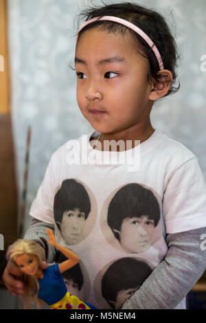 Thimphu, Bhutan. Giovane ragazza bhutanesi tenendo la sua bambola. Foto Stock