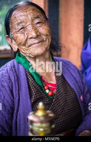 Thimphu, Bhutan. Vecchia donna adorare presso il National Memorial Chorten. Foto Stock