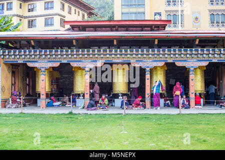 Thimphu, Bhutan. Adoratori e ruote della preghiera presso il National Memorial Chorten. Foto Stock