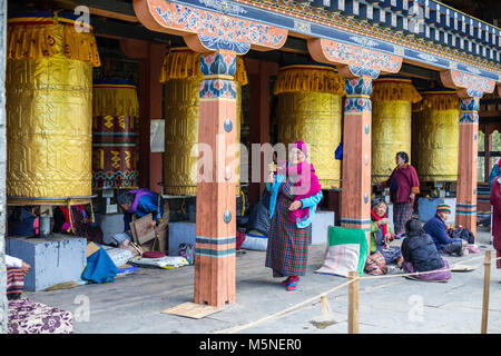 Thimphu, Bhutan. Adoratori e ruote della preghiera presso il National Memorial Chorten. Foto Stock