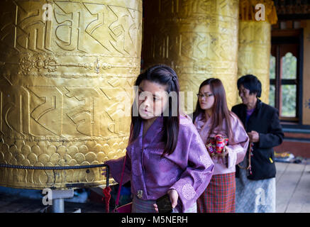 Thimphu, Bhutan. Adoratori di girare le ruote di preghiera presso il National Memorial Chorten. Foto Stock