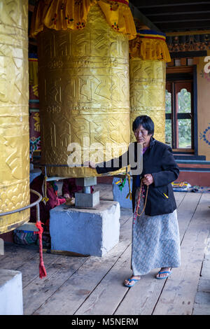 Thimphu, Bhutan. Adoratori di girare le ruote di preghiera presso il National Memorial Chorten. Foto Stock