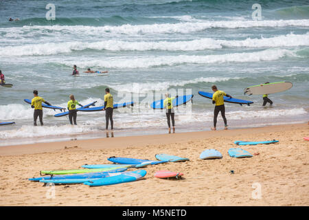 Le persone aventi una lezione di surf con Manly scuola di surf sulla spiaggia di Manly a Sydney, Australia Foto Stock