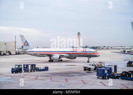 Miami Florida International Airport mia,gate,tarmac,American Airlines,aereo aereo aereo aereo aereo aereo aereo aereo aereo aereo aereo aereo aereo aereo, torre di controllo del traffico aereo, Foto Stock