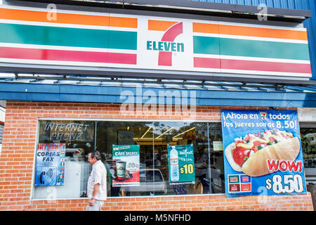 Cancun Messico,Messico,Avenida Tulum,7 Eleven,minimarket,alimentari,catena di negozi,internazionale,speciale,hotdog,prezzo,poster,Mex101213022 Foto Stock