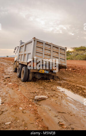 Nairobi, Kenya,Afrique-03/01/2018.Costruzione carrello impantanato nelle opere della nuova strada in Kenya rift Foto Stock