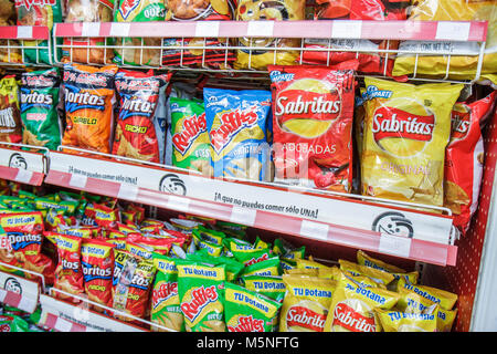 Messico Cancun Avenida Coba, Oxxo minimarket vendita scaffali esposizione, patata di mais patata patatine snack cibo Doritos Ruffles Sabritas, Foto Stock