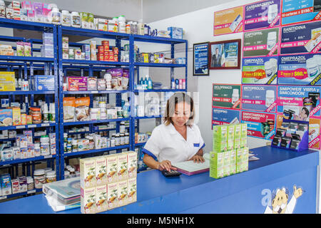 Cancun Messico,Messico,Mercado 23,donne ispaniche donne donne,farmacia,farmacia,farmacia,prescrizione,medicina,contatore,supplementi,Mex101214149 Foto Stock