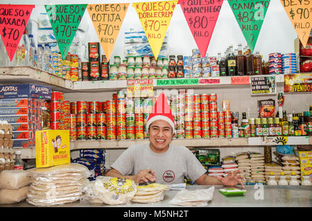 Cancun Messico,Messico,Penisola di Yucatán,Quintana Roo,Mercado 23,Latino ispanico etnia immigranti minoranza,uomo uomini maschio adulti,m Foto Stock