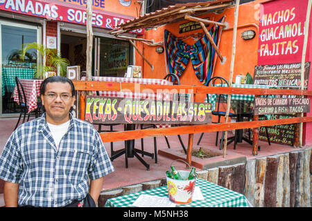 Cancun Messico, messicano, ispanico uomo uomini maschio adulti, caffè, quartiere, ristorante ristoranti cibo pranzo caffè, proprietario, direttore, cameriere server Foto Stock