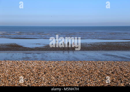 Walkers sulla spiaggia di Littlestone-on-Sea, Dungeness, Kent, Inghilterra, Gran Bretagna, Regno Unito, Gran Bretagna, Europa Foto Stock