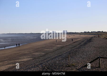 Walkers sulla spiaggia di Littlestone-on-Sea, Dungeness, Kent, Inghilterra, Gran Bretagna, Regno Unito, Gran Bretagna, Europa Foto Stock