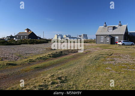 Residenze private con Centrale Nucleare al di là. Dungeness, Kent, Inghilterra, Gran Bretagna, Regno Unito, Gran Bretagna, Europa Foto Stock