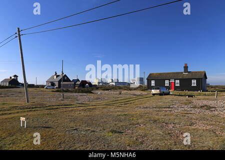 Residenze private con Centrale Nucleare al di là. Dungeness, Kent, Inghilterra, Gran Bretagna, Regno Unito, Gran Bretagna, Europa Foto Stock