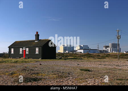 Residenze private con Centrale Nucleare al di là. Dungeness, Kent, Inghilterra, Gran Bretagna, Regno Unito, Gran Bretagna, Europa Foto Stock