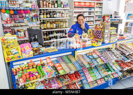 Cancun Messico,Spiaggia messicana,Hotel zone,Avenida Kukulkan,ispanica,donna donne donne lavoro lavoro lavoro, lavoratori, dipendenti lavoro di lavoro, cassiere, w Foto Stock