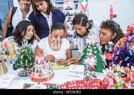 Cancun Messico, Messico, Avenida Tulum, Palacio Municipal, Municipio, edificio, istruzione per adulti di Natale, al formazione, scuola di bellezza, manicure, studente, esposizione Foto Stock