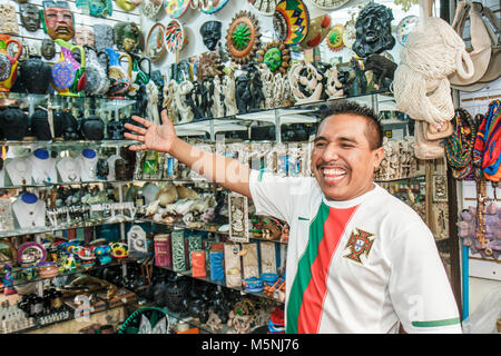 Cancun Messico,messicano,bancarelle Mercado stand venditori ambulanti,mercato,acquisto vendita,negozio,negozi,aziende,quartiere,souvenir,regali regalo,ceramica fi Foto Stock