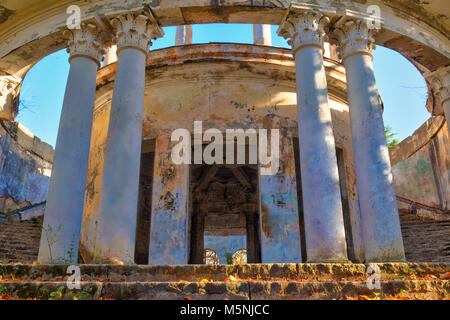 Edificio abbandonato della ex ristorante in cima al monte Akhun nella soleggiata giornata autunnale, Sochi, Russia Foto Stock