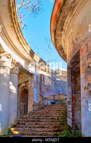 Edificio abbandonato della ex ristorante in cima al monte Akhun nella soleggiata giornata autunnale, Sochi, Russia Foto Stock