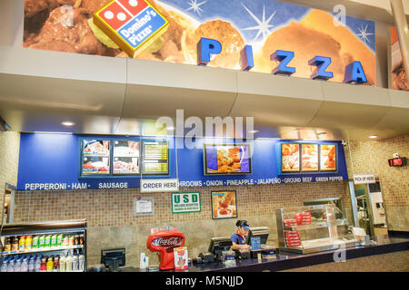 Cancun Messico,Messico,Cancun International Airport,donne ispaniche donne donne,fast food,ristoranti ristoranti cibo bar ristoranti,Domino's Pizza, Foto Stock