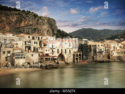 Borgo medievale affacciato sul mare Foto Stock