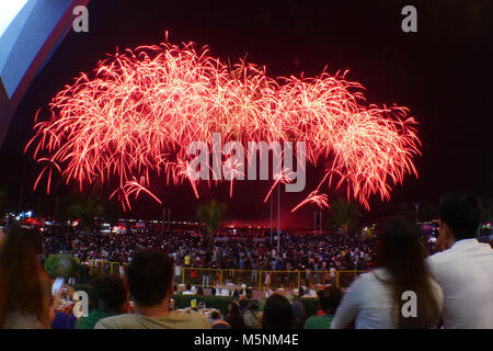 Pasay, Filippine. 24 Febbraio, 2018. La sua Steffes-Ollig Feuerwerke di Germania mostrano uno dei più fantastici display della notte. Essi sono stati il 1 ° classificato fino da ultimo la concorrenza e questo film lo dimostra. Credito: George Buid/Pacific Press/Alamy Live News Foto Stock