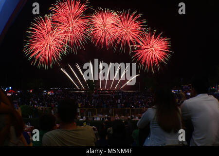 Pasay, Filippine. 24 Febbraio, 2018. La sua Steffes-Ollig Feuerwerke di Germania mostrano uno dei più fantastici display della notte. Essi sono stati il 1 ° classificato fino da ultimo la concorrenza e questo film lo dimostra. Credito: George Buid/Pacific Press/Alamy Live News Foto Stock