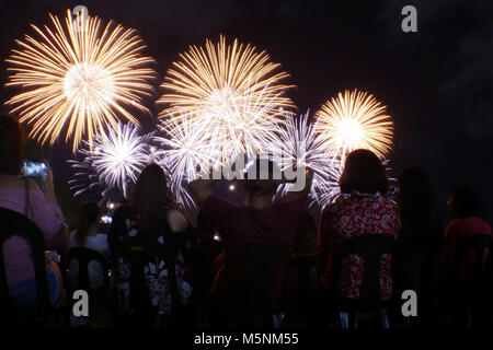 Pasay, Filippine. 24 Febbraio, 2018. Pyro Engineering da Stati Uniti d'America sta mostrando i loro fuochi d'artificio come pubblico guarda il cielo si illuminano. Credito: George Buid/Pacific Press/Alamy Live News Foto Stock