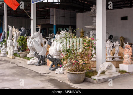 Statue in vendita al Hong Ngoc centro per disabili, un caro trappola turistica sul modo di Halong Bay, il Vietnam che molti tour pullman fermata sulla strada. Foto Stock