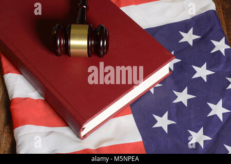 Martello con legge libro sulla bandiera americana Foto Stock