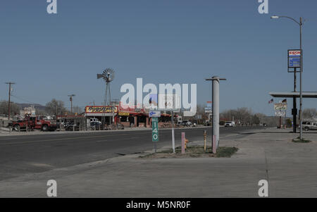 General store con la bandiera americana ondeggianti nel vento nella piccola cittadina di Seligman in Arizona lungo la storica Route 66 negli Stati Uniti Foto Stock