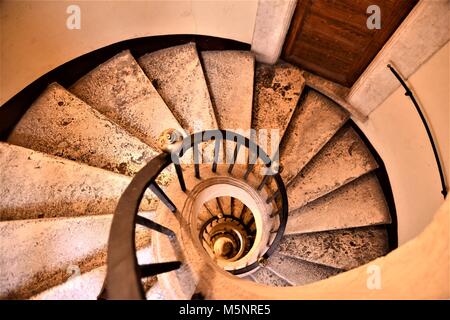 Bellissima scala a chiocciola a Villa Medici, Roma, Italia. Foto Stock