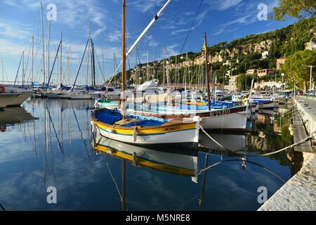 Imbarcazioni da pesca uniche nel vecchio porto di pescatori di Villefranche sur Mer, Nizza, nel sud della Francia Foto Stock