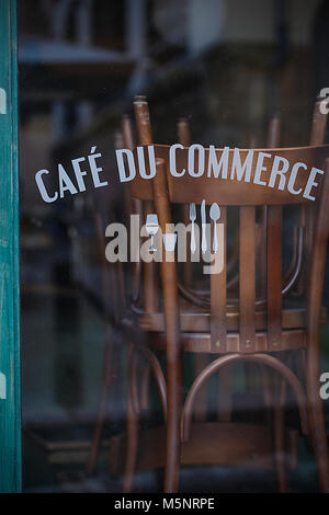 Biarritz, France-February 24,2018: Numeri cafè incoraggiare la vita locale intorno al mercato locale, Biarritz-France Foto Stock